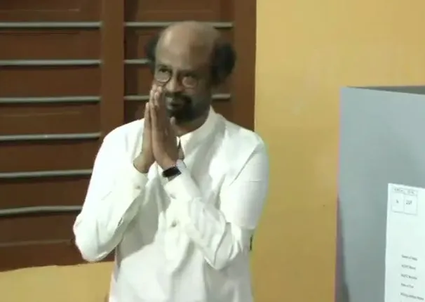 ଆଜି ଦ୍ୱିତୀୟ ପର୍ଯ୍ୟାୟ ମତଦାନ ! ପୋଲିଙ୍ଗ୍ ବୁଥରେ ଭୋଟ୍ ଦେବାକୁ ପଂହଚିଲେ ବଡ଼ ବଡ଼ ନେତା ଓ ଅଭିନେତା,ଧାଡିରେ ଠିଆ ହୋଇ ଦେଲେ ଭୋଟ୍ ।