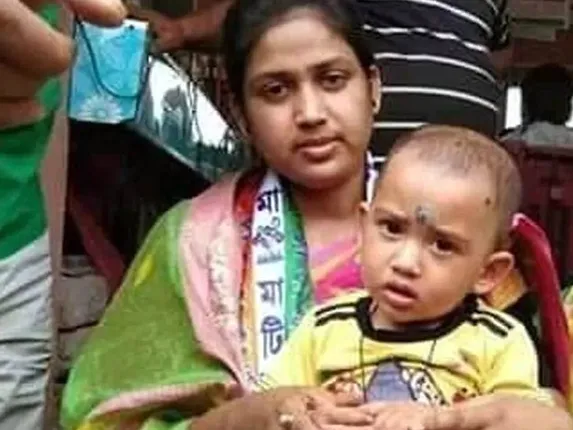 ପ୍ରଚାର ମଇଦାନରେ ମା’ ! କୋଳରେ ୮ ମାସର ଶିଶୁକୁ ଧରି ପ୍ରଚାର ମଇଦାନରେ ବାହାରିଲେ ଏହି ଟିଏମସି ମହିଳା ପ୍ରାର୍ଥୀ ।