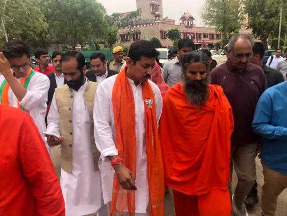 ନାମାଙ୍କନ ପତ୍ର ଦାଖଲ ବେଳେ ରିଟର୍ଣ୍ଣିଂ ଅଫିସରଙ୍କ ରୁମରେ ପ୍ରାଣାୟମ କଲେ ବାବା ରାମଦେବ । ଭିଡିଓ ହେଲା ଭାଇରାଲ