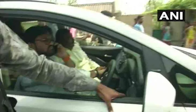 ପଶ୍ଚିମବଙ୍ଗରେ ନିର୍ବାଚନୀ ହିଂସା ! ବାବୁଲ୍ ସୁପ୍ରିୟୋଙ୍କ ଗାଡି ଉପରେ ଆକ୍ରମଣ,ସମର୍ଥକଙ୍କ ଉପରେ ଲାଠିଚାର୍ଜ ।