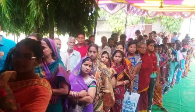 ୪ର୍ଥ ତଥା ଅନ୍ତିମ ପର୍ଯ୍ୟାୟ ନିର୍ବାଚନ : ୩ଜଣ ପୋଲିଂ ଅଧିକାରୀ ନିଲମ୍ବିତ, ଭଦ୍ରକରେ ସର୍ବାଧିକ ୬୮ ପ୍ରତିଶତ ମତଦାନ