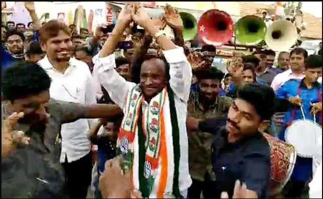 ଭୋଟ୍ ପାଇଁ “ନାଗିନ୍ ଡ଼୍ୟାନ୍ସ” ! ଭୋଟରଙ୍କୁ ଆକୃଷ୍ଟ କରିବା ପାଇଁ ନେତା ଲଗାଇଲେ ଠୁମକା । ଦେଖନ୍ତୁ ଭିଡ଼ିଓ