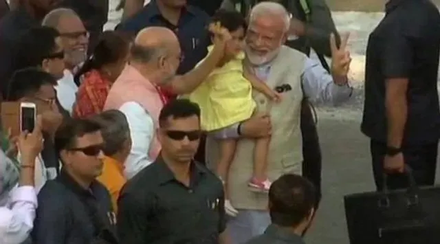 ଖୋଲାଜିପ୍ ରେ ବସି ମତଦାନ ସାବ୍ୟସ୍ତ କରିବାକୁ ପୋଲିଙ୍ଗ୍ ବୁଥ୍ ପଂହଚିଲେ ପ୍ରଧାନମନ୍ତ୍ରୀ ମୋଦି ! ଗାନ୍ଧୀନଗରରେ ବୁଥରେ ଦେଲେ ଭୋଟ୍ । 