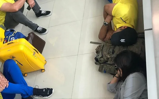 ସୋସିଆଲ୍ ମିଡିଆରେ ଭାଇରାଲ୍ ହେଲା କ୍ୟାପଟେନ୍ କୁଲଙ୍କ ଏୟାରପୋର୍ଟ ଚଟାଣ ତଳେ ଶୋଇଥିବା ଫଟୋ !