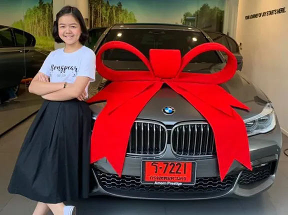 ୧୨ ବର୍ଷର ବାଳିକା ଜନ୍ମଦିନରେ ଗିଫ୍ଟ ଦେଲେ ବିଏମଡବ୍ଲୁ କାର୍ । ଜାଣନ୍ତୁ ଏତେ ଦାମୀ ଗିଫ୍ଟ ପାଇଁ କେଉଁଠୁ ଆସିଲା ଟଙ୍କା?