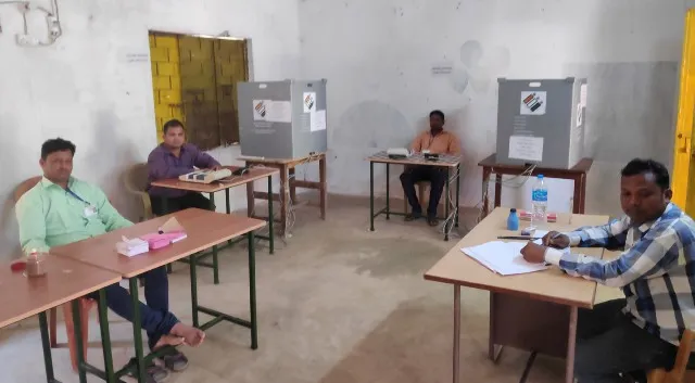 ଅପେକ୍ଷା କଲେ, ଭୋଟର୍ ଆସିଲେନି ! ଲମ୍ବୋଦର ପ୍ରକଳ୍ପ ନିର୍ମାଣକୁ ବିରୋଧ କରି ଭୋଟ ବର୍ଜନ କଲେ ୨୫୦୦ ମତଦାତା