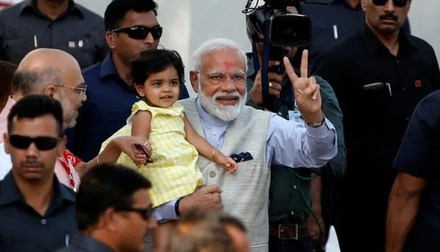 କିଏ ସେହି ଛୋଟ ଝିଅ? ଭୋଟ ଦେବା ପୂର୍ବରୁ ଯାହାଙ୍କ ସହ ବେଶ କିଛି ସମୟ ଖେଳିଥିଲେ ମୋଦି ।