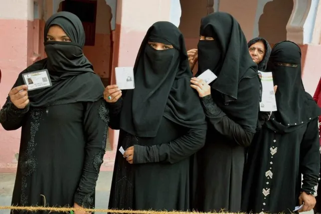 ପୁଣି ଥରେ ବୁର୍ଖା ଭିତରୁ ଜାଲିଆତୀ ହେଲା ଭୋଟ୍ ! ବୁର୍ଖା ପିନ୍ଧି ଭୋଟ୍ ଦେଉଥିଲେ ବ୍ୟକ୍ତି,ଗିରଫ କଲା ପୋଲିସ୍ ।