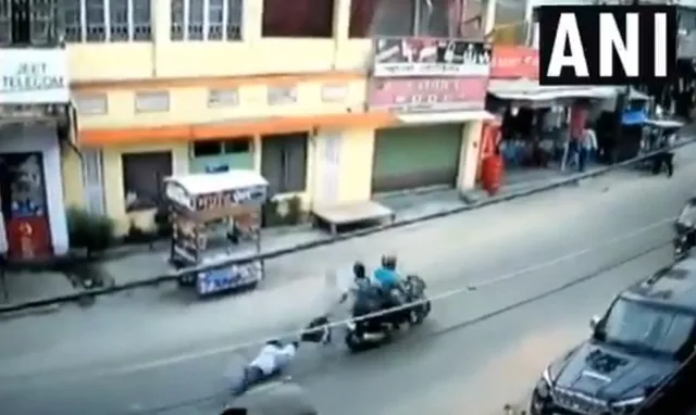 ଟଙ୍କା ନେଇ ଯାଉଥିବା ଯୁବକଙ୍କ ହାତରୁ ଛଡ଼ାଇନେବାର ଉଦ୍ୟମ କଲେ ଲୁଟେରା, ତା’ ପରେ କ’ଣ ଘଟିଲା ଦେଖନ୍ତୁ ଭିଡିଓ