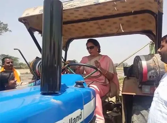 ଅଭିନୟ ତରିକାରେ ନିର୍ବାଚନୀ ପ୍ରଚାର। କେତେବେଳେ ଫସଲ କାଟି ତ କେତେବେଳେ ଟ୍ରାକ୍ଟର ଚଲାଇ ଭୋଟରଙ୍କୁ ଆକର୍ଷିତ କରୁଛନ୍ତି ହେମାମାଳିନୀ