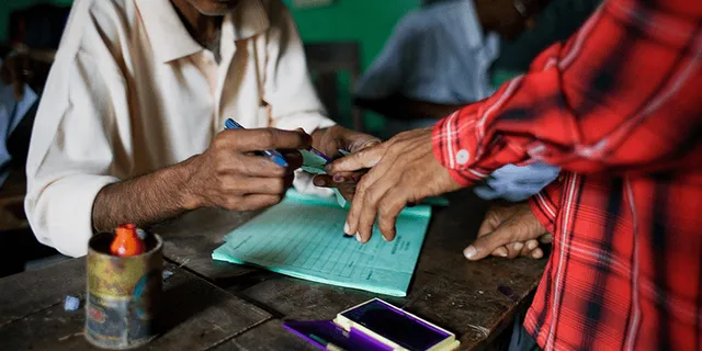 ବିଏସପି ସ୍ଥାନରେ ବିଜେପିକୁ ଭୁଲବଶତଃ ଭୋଟ୍ ଦେଇଦେଲେ ଯୁବକ ! ଭୋଟ୍ ଦେବା ପରେ ଅନୁତାପ ହେବାରୁ ଆଙ୍ଗୁଠି କାଟିଦେଲେ ।