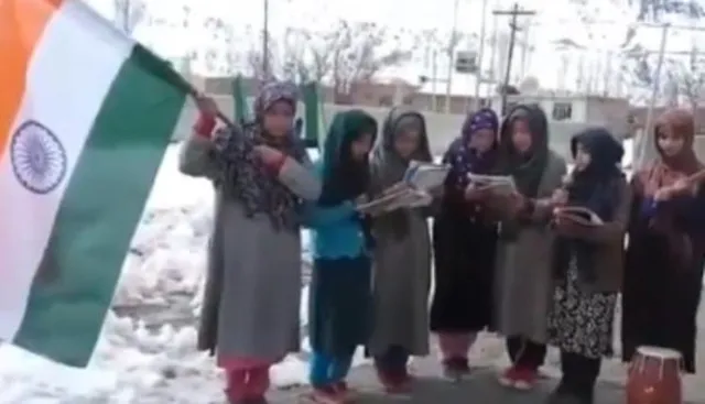 କାଶ୍ମୀରକୁ ନେଇ ଭାରତ ପାକ୍ ମଧ୍ୟରେ ତିକ୍ତତା ଚାଲିଥିବା ବେଳେ କାଶ୍ମୀର ସ୍କୁଲ ପିଲା ଗାଇଲେ “ହିନ୍ଦୁସ୍ତାନ ହେ ହମାରା ବତନ୍” । ଭାଇରାଲ୍ ହେଲା ଭିଡିଓ