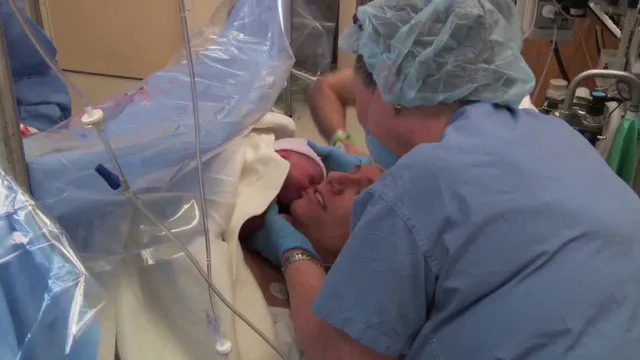 ସିଜରିଆନ୍ ଡେଲିଭରୀ ହୋଇଥିବା ମେଡିକାଲ୍ ଛାତ୍ରୀ ଡାକ୍ତରଖାନାରୁ ଦେଲେ ପରୀକ୍ଷା ! ଡାକ୍ତର କହିଲେ ଏଭଳି ଛାତ୍ରୀଙ୍କୁ ସମ୍ମାନିତ କରିବା ଆବଶ୍ୟକ ।