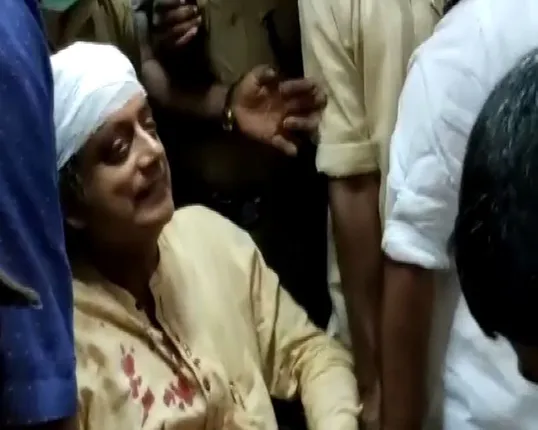 ମନ୍ଦିରରେ ପୂଜା କରିବା ସମୟରେ ପଡିଗଲେ ଶଶି ଥରୁର। କଂଗ୍ରେସ ନେତାଙ୍କ ମୁଣ୍ଡରେ ଲାଗିଲା ଗଭୀର ଆଘାତ