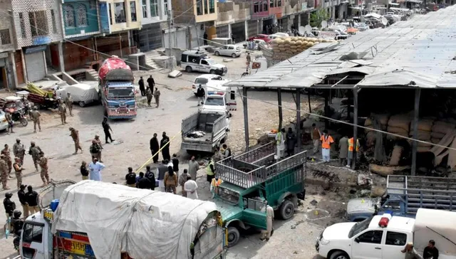 ପାକିସ୍ତାନରେ ବସ ଉପରେ ଆକ୍ରମଣ । ସେନା ପୋଷାକରେ ପ୍ରଥମେ ବସରେ ପଶି ପରିଚୟ ପତ୍ର ମାଗିଲେ, ପରେ ୧୪ ଜଣଙ୍କୁ ଗୁଳିକରି ହତ୍ୟା କଲେ ଅଜ୍ଞାତ ବନ୍ଧୁକଧାରୀ