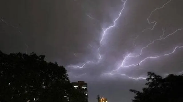 ୨୪ ଘଣ୍ଟା ମଧ୍ୟରେ ୧୨ ଟି ଜିଲ୍ଲାକୁ ବଜ୍ରପାତ ଆଶଙ୍କା : ସତର୍କ କଲା ପାଣିପାଗ ବିଭାଗ