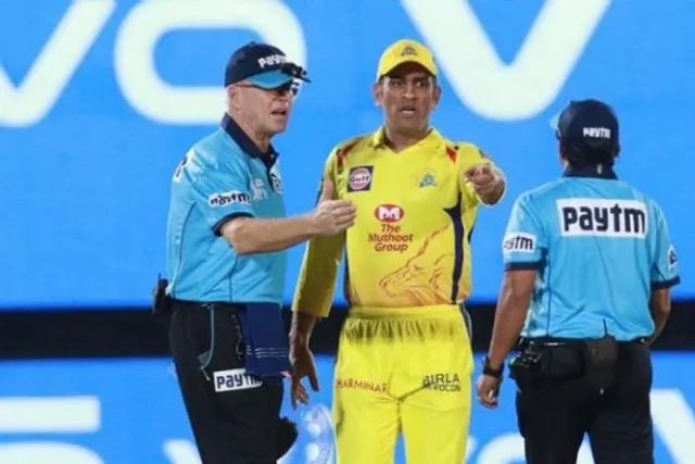 ଅମ୍ପାୟାରଙ୍କ ନିଷ୍ପତ୍ତିରେ ରାଗିଗଲେ କ୍ୟାପଟେନ୍ କୁଲ୍ ! ଆଇପିଏଲ୍ ମ୍ୟାଚ୍ ମଝିରେ ମଇଦାନକୁ ଓହ୍ଲାଇ ଅମ୍ପାୟାରଙ୍କ ସହ କଲେ ଯୁକ୍ତିତର୍କ,ଲାଗିଲା ଜୋରିମାନା ।