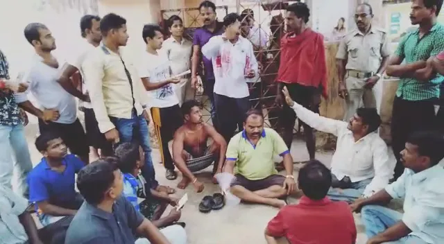 ନିର୍ବାଚନ ପ୍ରକ୍ରିୟା ବେଳେ ୨ଟି ବୁଥରେ ଭଙ୍ଗାରୁଜା ଅଭିଯୋଗ । ସତ୍ୟବାଦୀ ଓ ବ୍ରହ୍ମଗିରିରେ ଉତ୍ତେଜନା ।