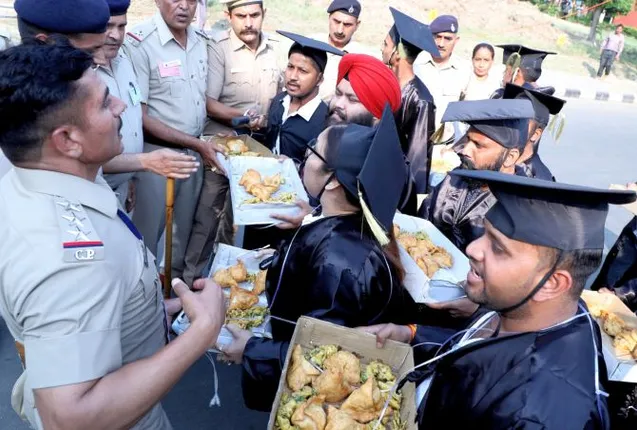 ମୋଦିଙ୍କ ସଭାସ୍ଥଳ ନିକଟରେ ପକୁଡି ବିକ୍ରି କରୁଥିଲେ ଡିଗ୍ରଧାରୀ ଛାତ୍ରଛାତ୍ରୀ । ଉଠାଇନେଲା ପୋଲିିସ ।