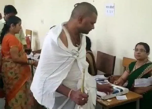 ଗଣତନ୍ତ୍ରର ସଚେତନ ନାଗରିକ । ବାପାଙ୍କ ଜୁଇରେ ମୁଖାଗ୍ନି ଦେଲେ, ପରେ ଭୋଟକେନ୍ଦ୍ରରେ ନେତା ବାଛିଲେ ।