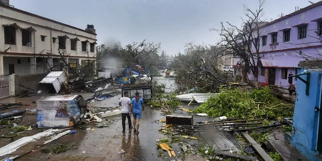 'ଫୋନି'ର ଚୂଡ଼ାନ୍ତ ରିପୋର୍ଟ ! କ୍ଷତିଠୁ ବଳିଗଲା କ୍ଷତିପୂରଣ, ପୁନଃରୁଦ୍ଧାର ପାଇଁ ଆବଶ୍ୟକ ଅଧିକ ୫ ହଜାର ୧୩୯ କୋଟି ।