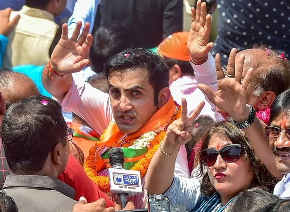 ଗମ୍ଭୀରଙ୍କ ପାଇଁ ଗମ୍ଭୀର ଅଛନ୍ତି ଦିଲ୍ଲୀବାସୀ ! ବିଜେନ୍ଦରଙ୍କୁ ମିଳୁଛି ପଞ୍ଚ୍ , ଶୀଲା ଦିକ୍ଷିତ୍ ଙ୍କ ଉପରେ ଭାରୀ ପଡୁଛନ୍ତି ମନୋଜ ତିୱାରୀ ।