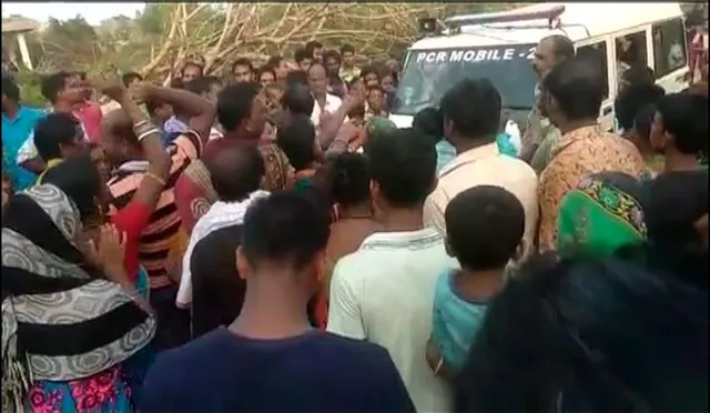 ନାବାଳିକାଙ୍କ ବିବାହ ରୋକିବାକୁ ଯାଇ ପୋଲିସ ହଟହଟା । ପିସିଆର ଭ୍ୟାନକୁ ଆକ୍ରମଣ କରି ପୁଅ ଝିଅଙ୍କୁ ଛଡାଇନେଲେ ଗ୍ରାମବାସୀ