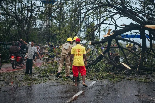 ‘ଫୋନି’ ପାଇଁ ପୁରୀ ସମେତ ଟ୍ୱିନସିଟିରେ ମୋବାଇଲ ସେବା ଠପ୍ । ଯୋଗାଯୋଗ ବିଚ୍ଛିନ୍ନ, ମୋବାଇଲ ସେବା ଯୋଗାଇ ଦେବାକୁ ରାଜ୍ୟ ସରକାରଙ୍କ ତତ୍ପରତା ।