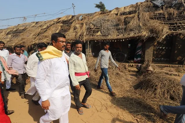 ‘ଫୋନି’ ପ୍ରଭାବିତ ପୁରୀ ଜିଲ୍ଲାର ବ୍ରହ୍ମଗିରି ଓ କୃଷ୍ଣପ୍ରସାଦ ଅଞ୍ଚଳ ବୁଲିଲେ କେନ୍ଦ୍ରମନ୍ତ୍ରୀ । କହିଲେ, ଘଡ଼ିସନ୍ଧି ସମୟରେ ଓଡ଼ିଶାକୁ ପୁଣି ଗଢ଼ିବା ପାଇଁ ସମସ୍ତଙ୍କର ସହଯୋଗ ଆବଶ୍ୟକ ।