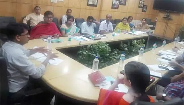 ‘ଫୋନି’ ପ୍ରପୀଡ଼ିତଙ୍କ ସ୍ୱାସ୍ଥ୍ୟସେବାକୁ ଗୁରୁତ୍ୱ । ଓଡ଼ିଶାରେ କେନ୍ଦ୍ରୀୟ ସ୍ୱାସ୍ଥ୍ୟ ଟିମ୍, ବାତ୍ୟା ପ୍ରଭାବିତ ଜିଲ୍ଲା ପରିଦର୍ଶନ କରି ସ୍ଥିତି ପରଖୁଛନ୍ତି ।