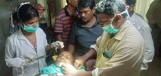 ‘ଫୋନି’ ପ୍ରଭାବିତ ଅଞ୍ଚଳରେ ରିଲିଫ୍ ବାଣ୍ଟିବା ବେଳେ ବିଧାୟକ ପ୍ରଭାତ ବିଶ୍ୱାଳ ଆହତ । ଆଶୁ ଆରୋଗ୍ୟ କାମନା କଲେ ଅଞ୍ଚଳବାସୀ ।