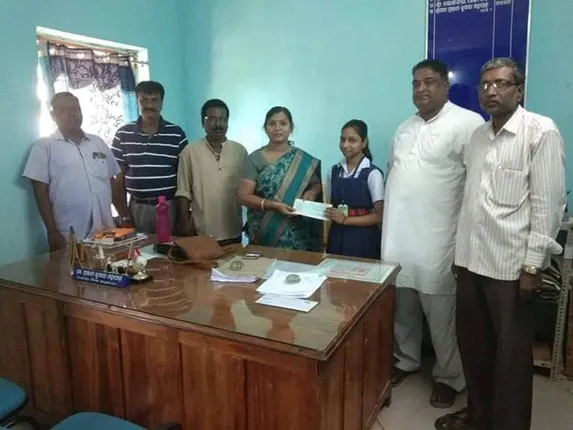 ବାତ୍ୟା ପୀଡିତଙ୍କ ପାଇଁ ସହାୟତାର କୁନି ହାତ ବଢାଇଲା କୁନି ଝିଅ ସମୀକ୍ଷା । ନିଜ ସ୍କଲାରସିପ୍ ଅର୍ଥକୁ ମୁଖ୍ୟମନ୍ତ୍ରୀଙ୍କ ରିଲିଫ୍ ପାଣ୍ଠିକୁ କଲା ଦାନ ।