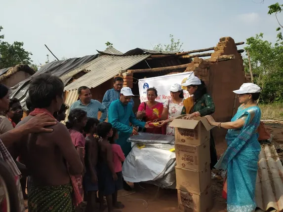 ବାତ୍ୟା ‘ଫୋନି’ ପୀଡିତଙ୍କ ପାଇଁ ସହାୟତାର ହାତ ବଢ଼ାଇଲା ସିଙ୍ଗାପୁର ଓଡ଼ିଆ ସମାଜ । ଖାଦ୍ୟସାମଗ୍ରୀ ସହ ଆଦିବାସୀ ପରିବାରଙ୍କୁ ବାଣ୍ଟିଲେ ତାରପୋଲିନ୍ ।