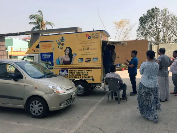 ଆଉ ରହିବ ନାହିଁ ଏଟିଏମ୍ ଚିନ୍ତା । ସହରାଞ୍ଚଳବାସୀଙ୍କ ଆର୍ଥିକ କାରବାର ପାଇଁ ଛକ ଛକରେ ବୁଲୁଛି ଭ୍ରାମ୍ୟମାଣ ଏଟିଏମ୍ ଭ୍ୟାନ୍ ।