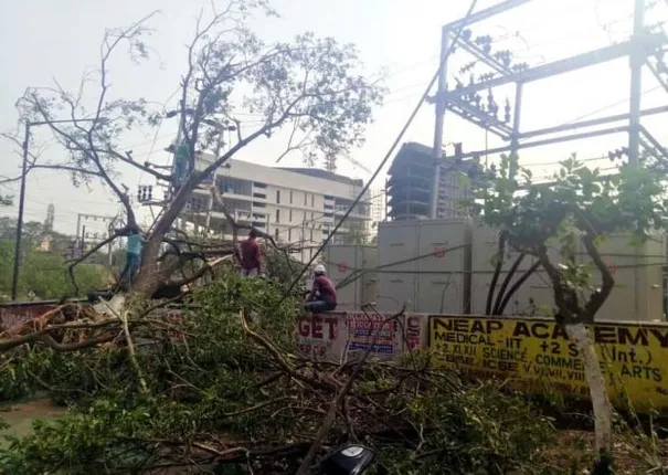 ରାଜଧାନୀରେ ବିଜୁଳିର ଲୁଚକାଳି ଖେଳ । ଘଂଟାଏ ରହିଲେ କଟୁଛି ଦୁଇଘଂଟା। ସଚିବ କହିଲେ ଦୁଇ ଦିନ ପରେ ସ୍ୱାଭାବିକ ହେବ ଭୁବନେଶ୍ୱରର ସ୍ଥିତି