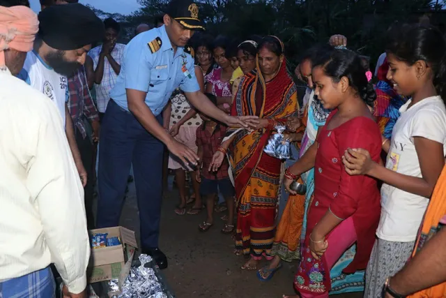 ବାତ୍ୟା ପୀଡିତଙ୍କୁ ସହାୟତାର ହାତ ବଢାଇଛି ଭାରତୀୟ ତଟରକ୍ଷୀ ବାହିନୀ । ମେଡିକାଲ ଚେକଅପ୍ ଏବଂ ଉଦ୍ଧାରକାର୍ଯ୍ୟ ସମେତ ଯୋଗାଇ ଦେଉଛନ୍ତି ରିଲିଫ୍ ।