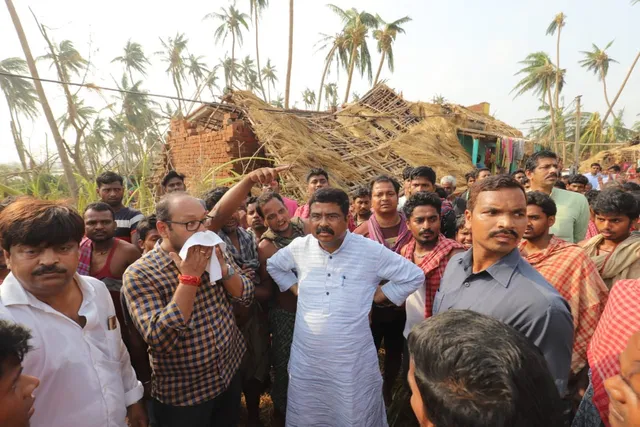 ‘ଫୋନି’ର କରାଳ ରୂପକୁ ପାଖରୁ ଦେଖିଲେ କେନ୍ଦ୍ରମନ୍ତ୍ରୀ । କହିଲେ, ପୁରୀକୁ ଗୁରୁତ୍ୱ, ସ୍ଥିତି ସୁଧୁରିଲେ କାର୍ଯ୍ୟକ୍ଷମ ହେବ ପେଟ୍ରୋଲ ପମ୍ପ ।