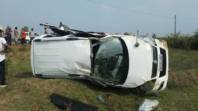 ବାରହା ସହ ମଝି ରାସ୍ତାରେ ଧକ୍କା ଖାଇ ଓଲଟିପଡିଲା କାର ! ଘଟଣାସ୍ଥଳରେ ଗୋଟିଏ ପରିବାରର ୩ ଜଣ ହରାଇଲେ ପ୍ରାଣ 