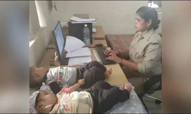 ଯାଆଁଳା ପିଲାଙ୍କ ଯତ୍ନ ନେବା ସହ ଖାକି ପିନ୍ଧି କାମ କରୁଥିବା ମହିଳା କନେଷ୍ଟବଳଙ୍କ ଫଟୋ ହେଲା ଭାଇରାଲ୍ ! ପୋଲିସ୍ କହିଲେ , ମା’ ତତେ ଶହେ ସଲାମ୍ ।