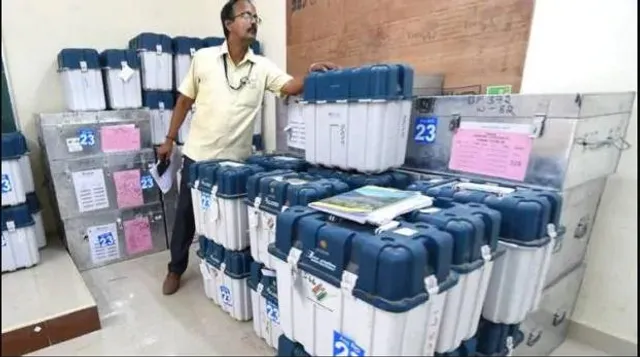 ଉତ୍ତରପ୍ରଦେଶର ଅନେକ ଜିଲ୍ଲାରେ ଇଭିଏମ୍ ଉପରେ ଉଠିଲା ପ୍ରଶ୍ନ ! ନିର୍ବାଚନ କମିଶନ୍ ଖାରଜ କଲେ ସବୁ ପ୍ରଶ୍ନ