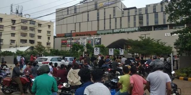 ଏସପ୍ଲାନେଡ ସମ୍ନାରୁ ଆସିଲା ଅଭାବନୀୟ ଚିତ୍ର । ରାଜଧାନୀବାସୀଙ୍କ ପାଇଁ ମୁଣ୍ଡବିନ୍ଧା ପାଲଟିଛି ଟ୍ରାଫିକ ସମସ୍ୟା ।