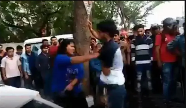 ସଡକରେ ଦେଖାଗଲା ହାଇଭୋଲ୍ଟଟେଜ୍ ଡ୍ରାମା ! ପବ୍ଲିକ୍ ସାମ୍ନାରେ ବେଲ୍ଟରେ ଯୁବକଙ୍କୁ ପିଟିଲେ ଯୁବତୀ ।