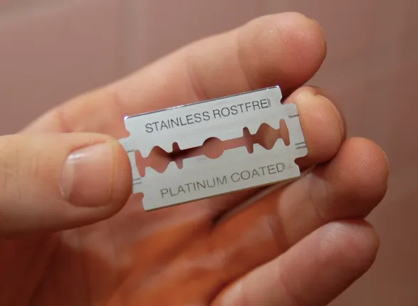 ନୃଶଂସ ପ୍ରେମିକର ଅମାନବୀୟ କାଣ୍ଡ : ବିବାହ ପୂର୍ବରୁ ଶାରିରୀକ ସମ୍ପର୍କ ରଖିବାକୁ ମନା କରିବାରୁ ବ୍ଲେଡରେ କାଟି ପକାଇଲା ପ୍ରେମିକାର ବେକ ଓ କାନ