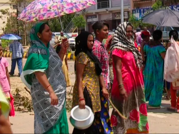 ବାତ୍ୟାର ତିନି ଦିନ ପରେ ବି ଆସୁନି କୌଣସି ସୁଧାର ! ପାଣି ଓ ବିଜୁଳି ପାଇଁ ଡ଼ହଳବିକଳ ରାଜଧାନୀବାସୀ । 