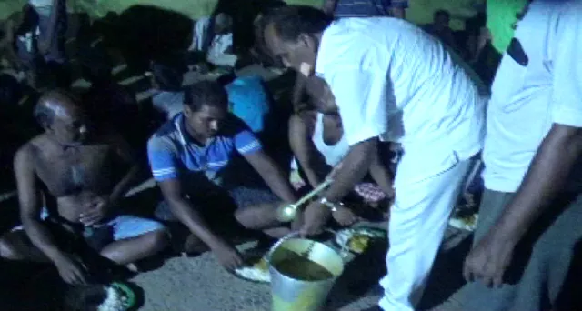 ସଙ୍କଟ ସ୍ଥିତିରେ ସୁପ୍ରିମୋ ଦେଲେ ନିର୍ଦ୍ଦେଶ, ରାଜଧର୍ମ ପାଳନ କଲେ ନେତା । ଭୋକିଲା ଲୋକଙ୍କ ପେଟକୁ ଦି ମୁଠା ଦାନା ଦେଇ ମନ ଜିଣିଲେ ।