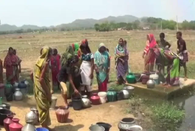 ମିଳୁନାହିଁ ପିଇବା ପାଣି ! ହନ୍ତସନ୍ତ ହେଉଛନ୍ତି ଲୋକ, ପାଣି ଲାଗି ଯିବାକୁ ପଡୁଛି ଦେଢକୋଷ ବାଟ