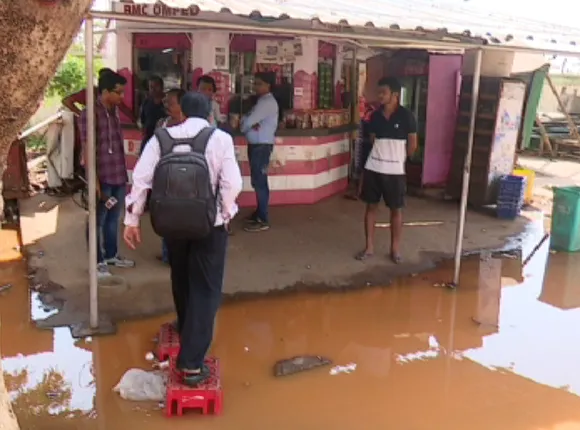 ରାସ୍ତା ଉପରେ ଚାଲିଛି ପାଣିର ସ୍ରୋତ। ପାଣି ପାଇଁ ରାଜଧାନୀରେ ଲୋକେ ଡହଳବିକଳ ହେଉଥିବାବେଳେ ରାଜରାସ୍ତାରେ ଉପରେ ବହି ଚାଲିଛି ପାଣିର ବନ୍ୟା