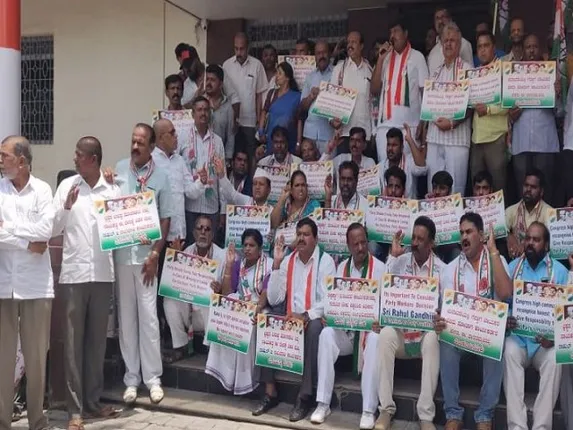 ରାହୁଲ ଗାନ୍ଧୀଙ୍କ ବାସଭବନ ଆଗରେ କଂଗ୍ରେସ କାର୍ଯ୍ୟକର୍ତ୍ତାଙ୍କ ଆମରଣ ଅନଶନ, ଇସ୍ତଫା ଫେରାଇନେବାକୁ କଲେ ଦାବି