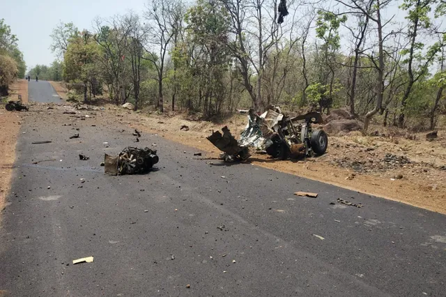 ଗଢଚିରୌଲୀ ନକ୍ସଲ ଆକ୍ରମଣରେ ୧୬ ଜଣ ଯବାନ ସହିଦ୍ ! ଡିଜିପି କହିଲେ , ଖୁବଶୀଘ୍ର ନେବୁ ପ୍ରତିଶୋଧ । ଫଟୋରେ ଦେଖନ୍ତୁ କେତେ ବିଭତ୍ସ ଥିଲା ଗଢଚିରୌଲୀ ନକ୍ସଲ୍ ଆକ୍ରମଣ ।