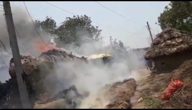 ଫୋନି ପରେ କାଳ ହେଲା ନିଆଁ, ଚାନ୍ଦବାଲି ଧାନଖଣିଆ ଗାଁ ରେ ଭୟାଭୟ ଅଗ୍ନିକାଣ୍ଡ ! ୧୦ ପରିବାରର ଜଳିଗଲା ଲକ୍ଷାଧିକ ଟଙ୍କାର ସମ୍ପତ୍ତି